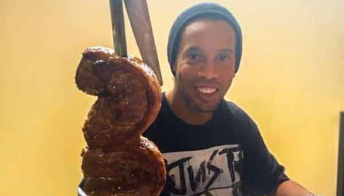 Aniversariante do dia, Ronaldinho ganha churrasco na prisão