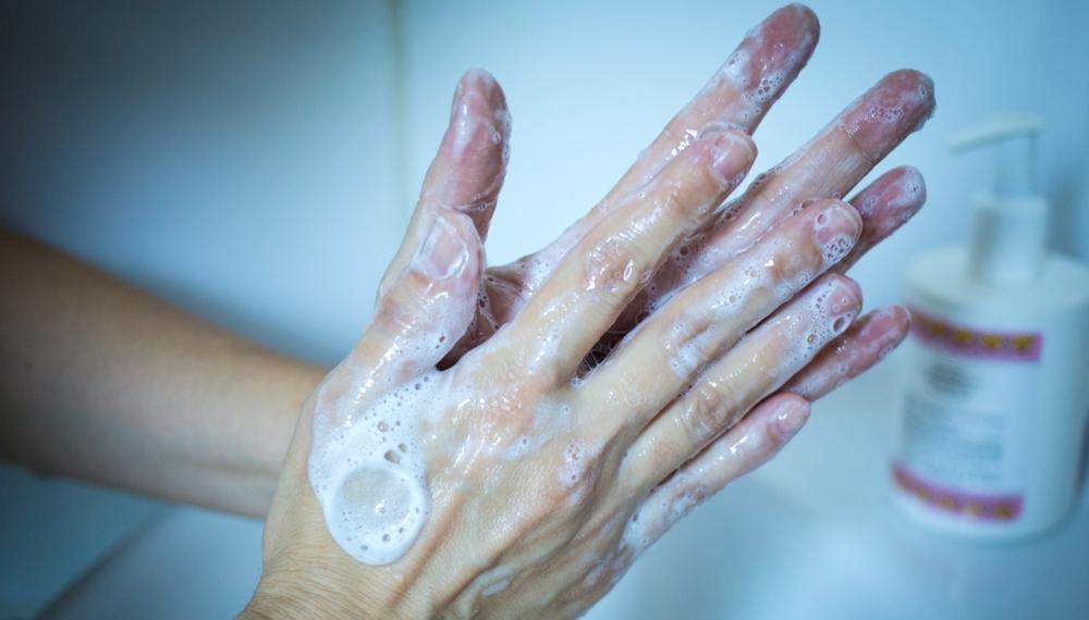 Você sabe qual a maneira mais eficaz? Lavar com água e sabão ou álcool gel?