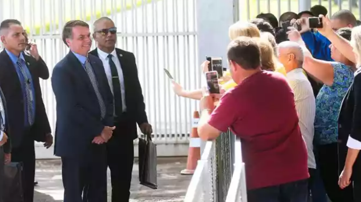 Bolsonaro faz novo exame para saber se está com o novo coronavírus