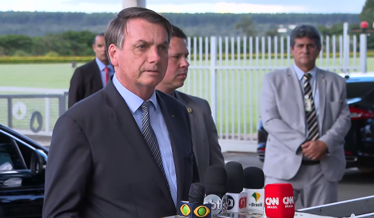 Bolsonaro diz que vai se reunir com poderes para discutir combate ao coronavírus