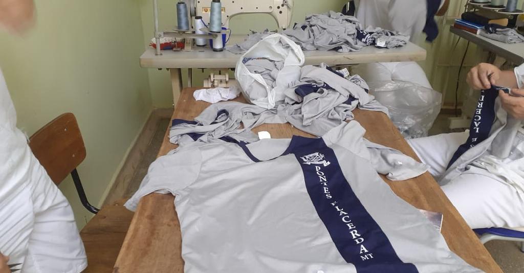 Reeducandos de Pontes e Lacerda confeccionam roupas para escola e hospital públicos