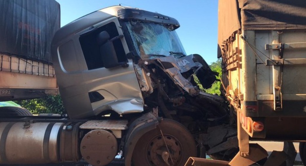 Motorista fica ferido após colisão entre carretas na BR-070