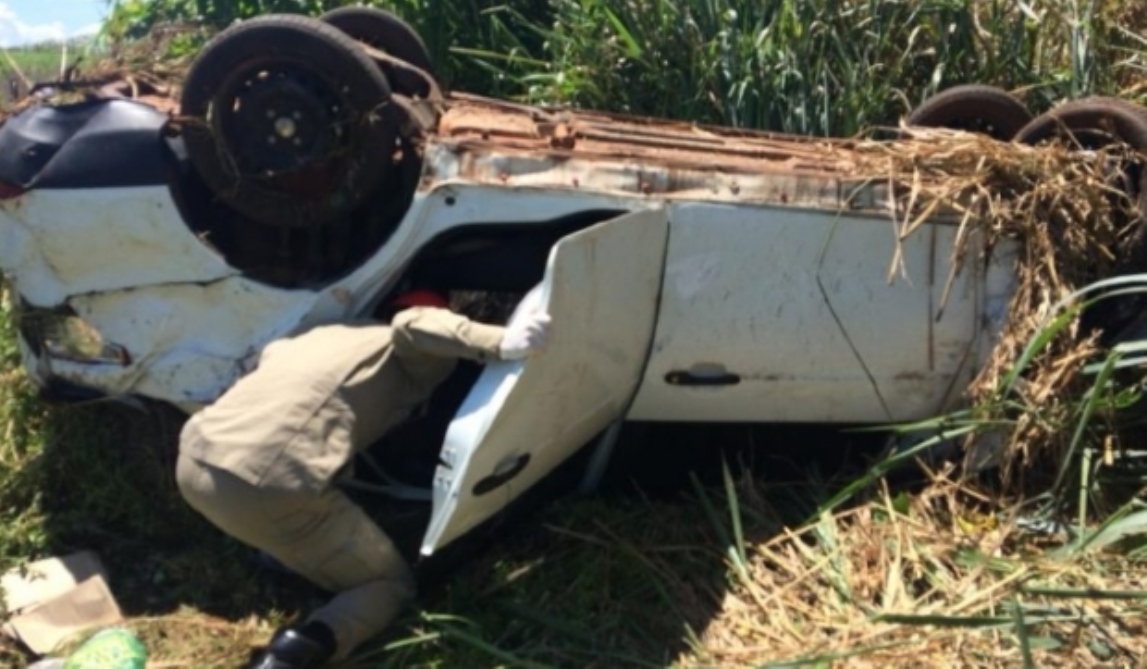 Dois morrem em acidente entre carro com sete pessoas e motocicleta