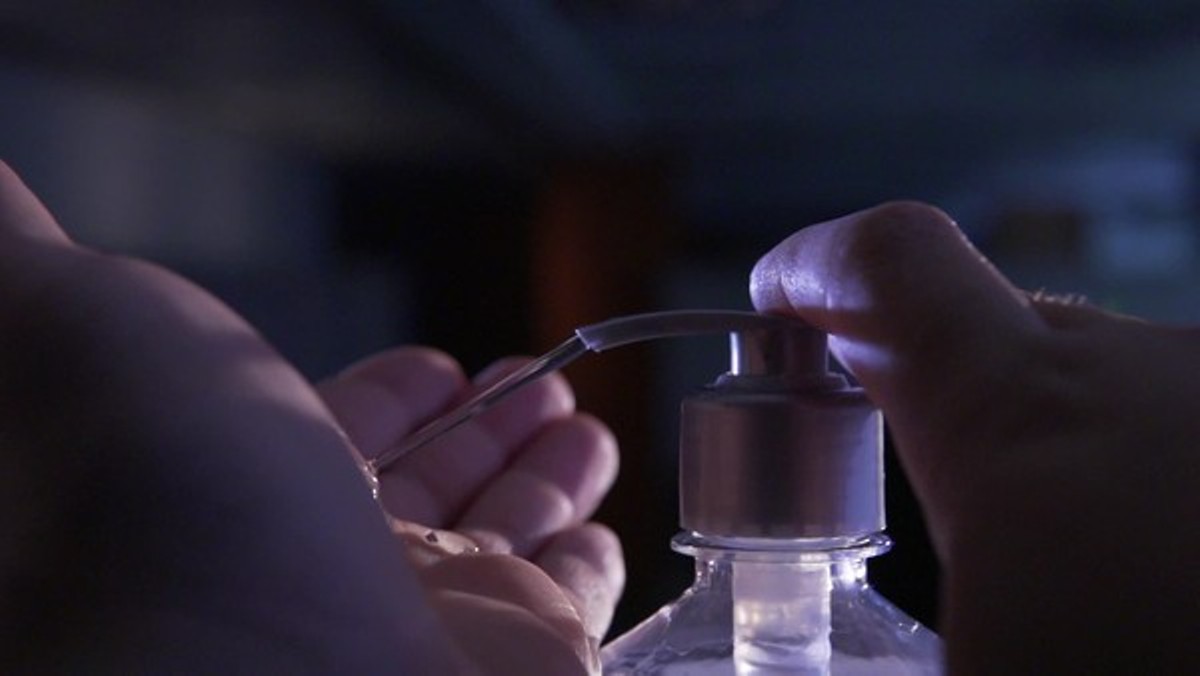 Estoques de máscaras e álcool em gel esgotam em farmácias de Cuiabá e Várzea Grande