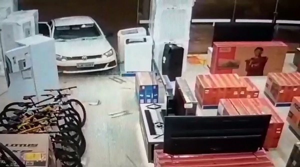 Sinop | Criminosos quebram vidros de loja de eletrodomésticos com carro e roubam aparelhos de TV