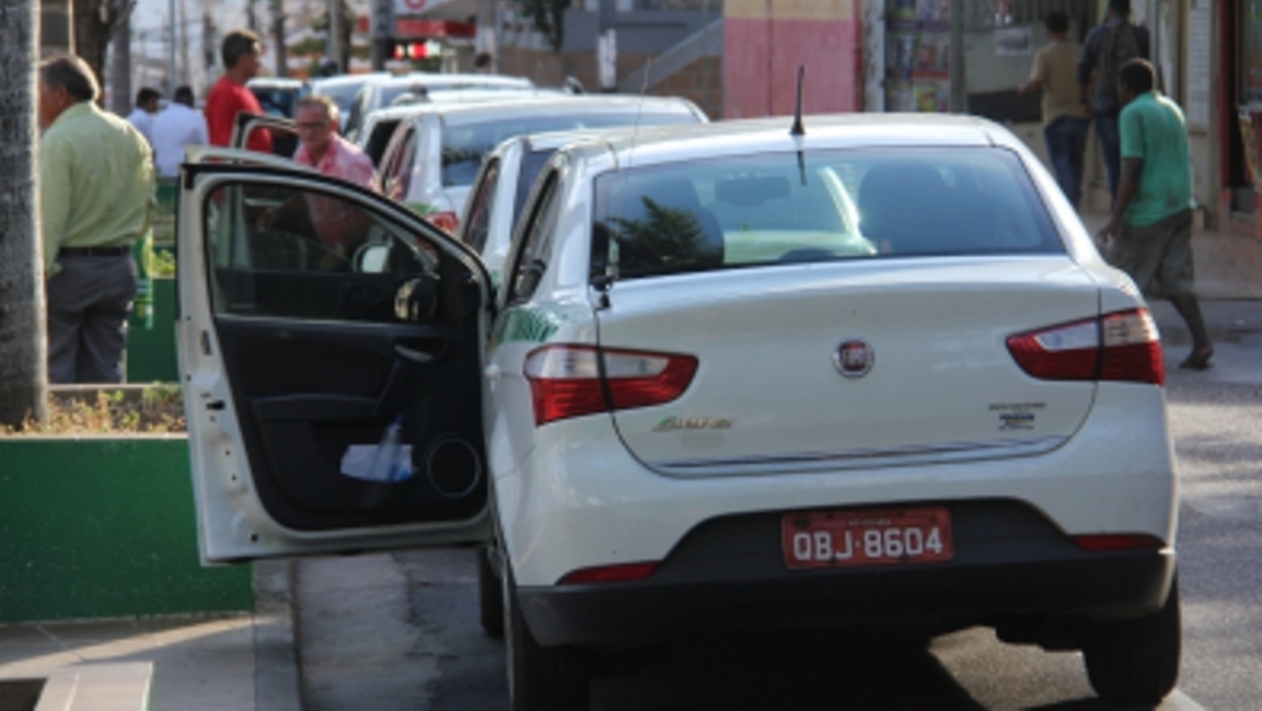 Assaltante tenta matar taxista de 60 anos durante roubo em Cuiabá
