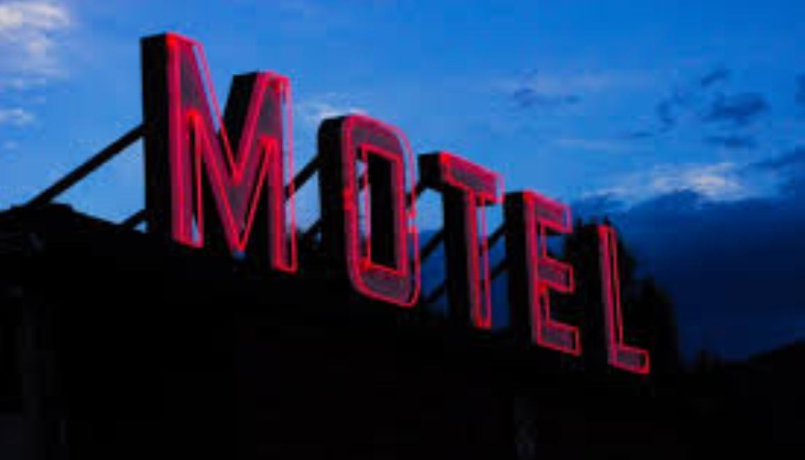 Cuiabá | Homem descobre câmera camuflada em motel e denuncia