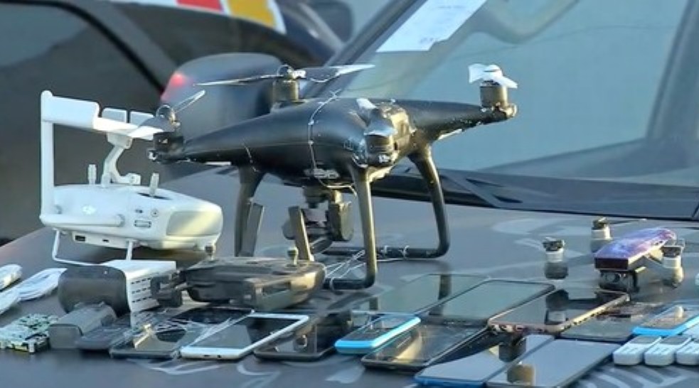 Mulheres são presas com drones, 100 celulares e R$ 18 mil que seriam entregues em penitenciária em Cuiabá