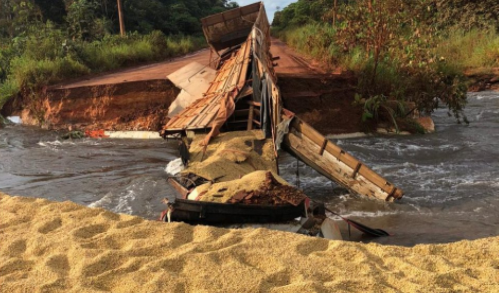 Sinop | Temporal abre cratera em rodovia e carreta é “engolida” pela água