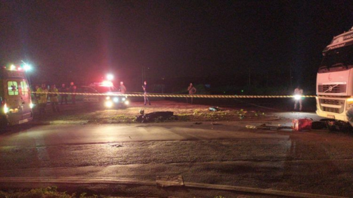 Várzea Grande | Homem morre ao bater moto contra carreta e ter corpo arremessado