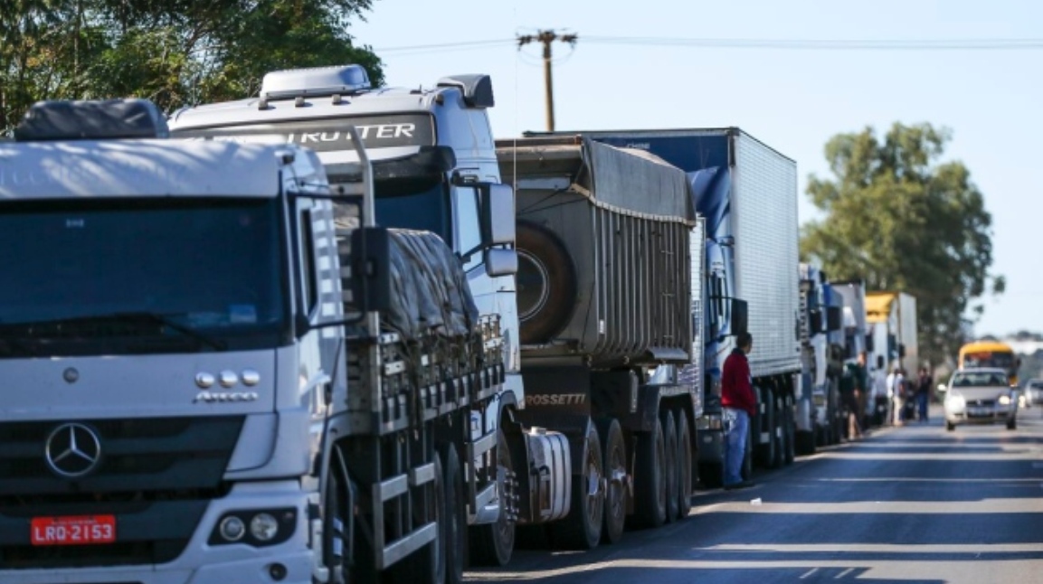 Caminhoneiros têm dificuldade de se alimentar em decorrência do fechamento do comércio nas estradas