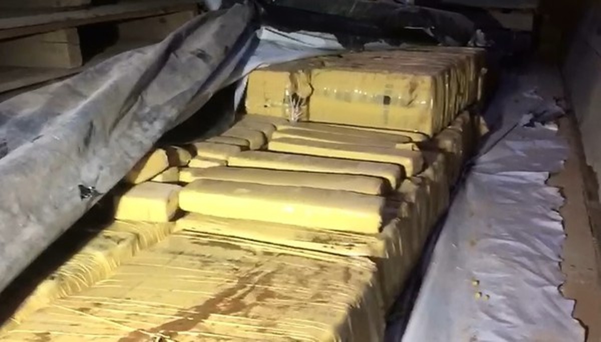 Mais de 2 toneladas de maconha são apreendidas e motorista de caminhão é preso em Cuiabá