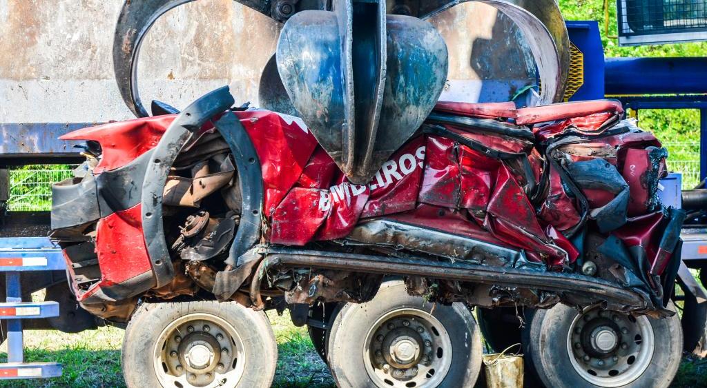 Seplag prensa e recicla veículos inservíveis do Estado
