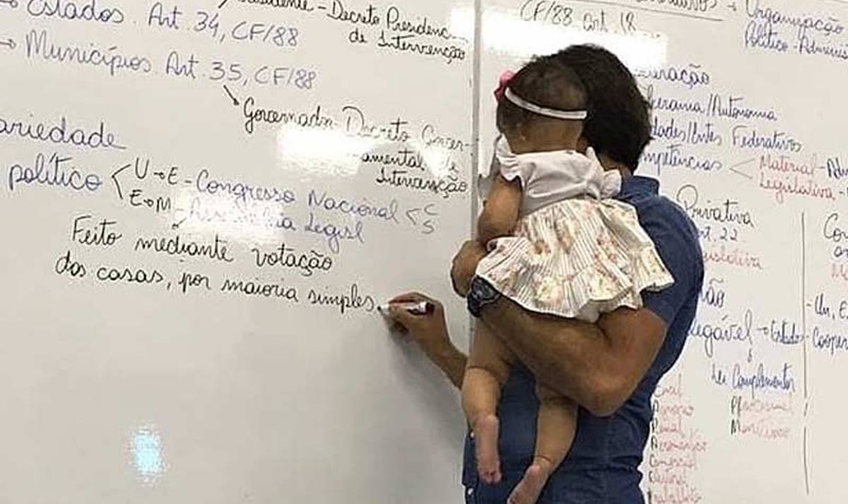 Professor de Direito segura bebê para aluna não deixar a sala