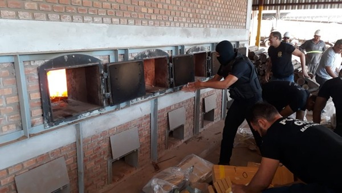 Mais de uma tonelada de drogas apreendida é incinerada pela polícia em Rondonópolis