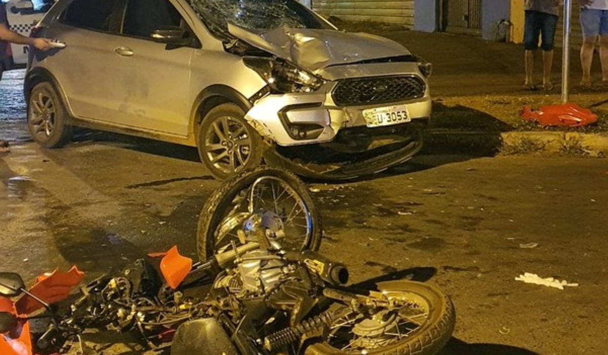 Várzea Grande | Adolescente bate moto em carro e é socorrido em estado grave