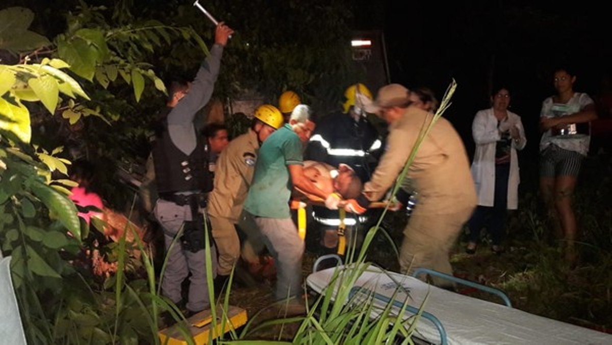 Homem é baleado na boca, tem casa incendiada por criminoso e sofre acidente ao tentar fugir