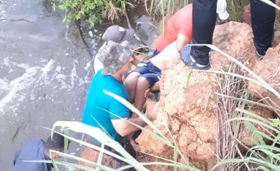 Menino de 12 anos morre afogado e adolescente é socorrido após ficarem presos em manilhas de represa