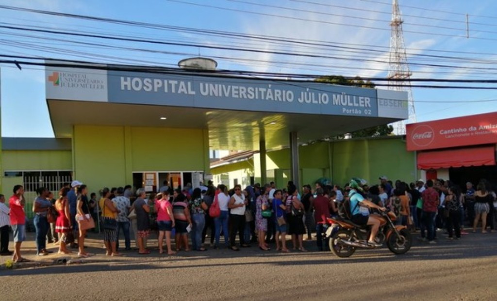 Hospital de Cuiabá amanhece com fila de pacientes à procura do teste de coronavírus