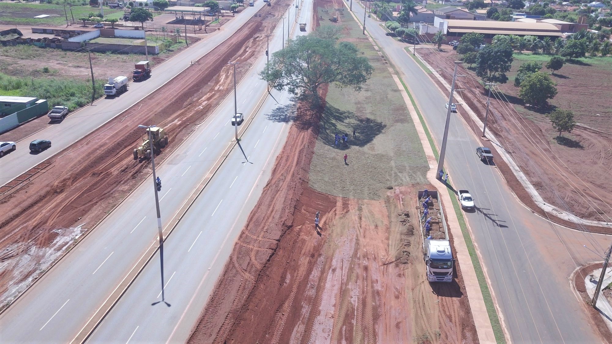Começa plantio de grama nas laterais da Avenida dos Estudantes