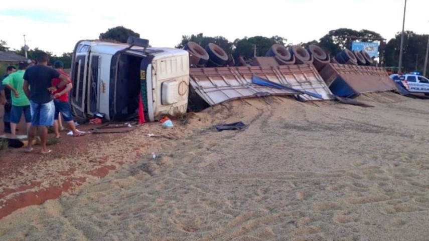 Motorista dorme ao volante e tomba carreta carregada com soja em Mato Grosso