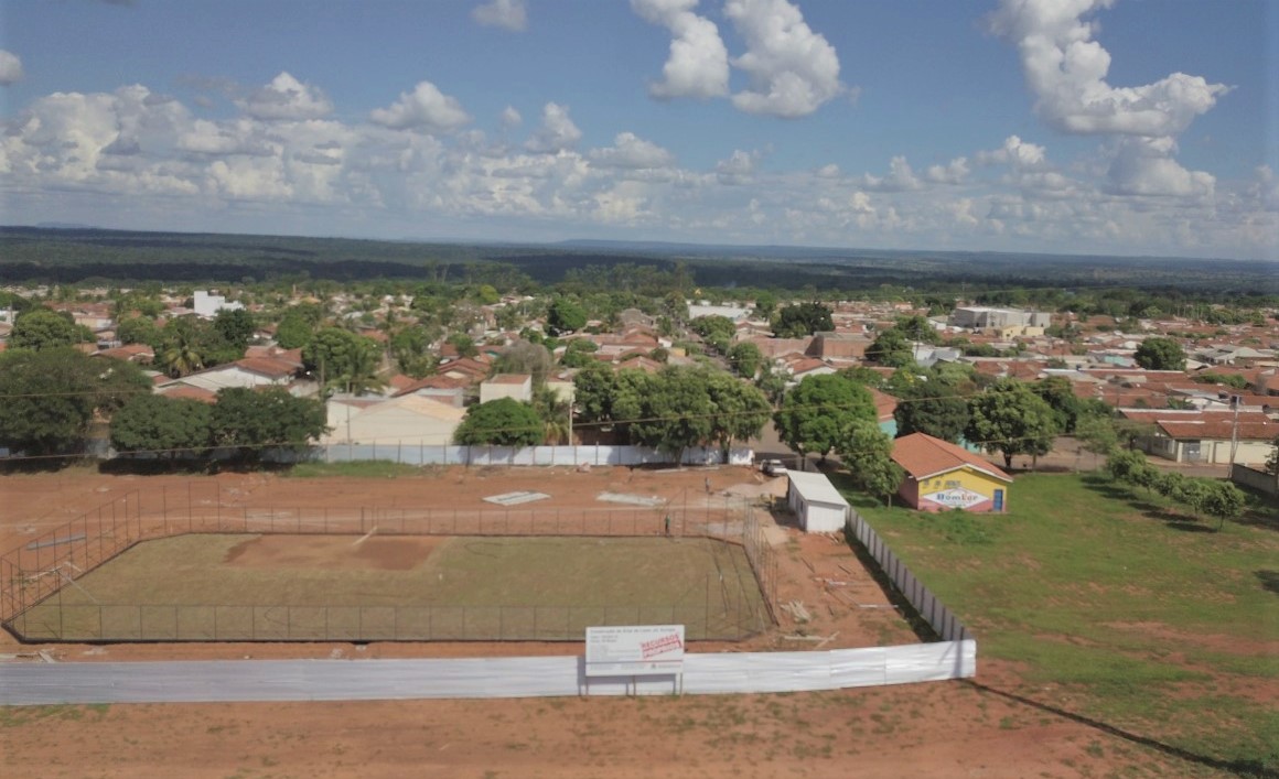 Nova praça já tem campo de futebol e alambrado quase prontos