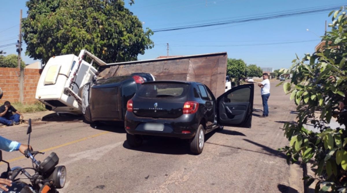 Rondonópolis | Acidente envolvendo 4 veículos fecha cruzamento e deixa motorista ferida