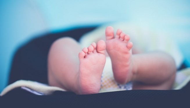 Bebê de 6 meses abandonado na rua em Cuiabá é resgatado por motorista de aplicativo