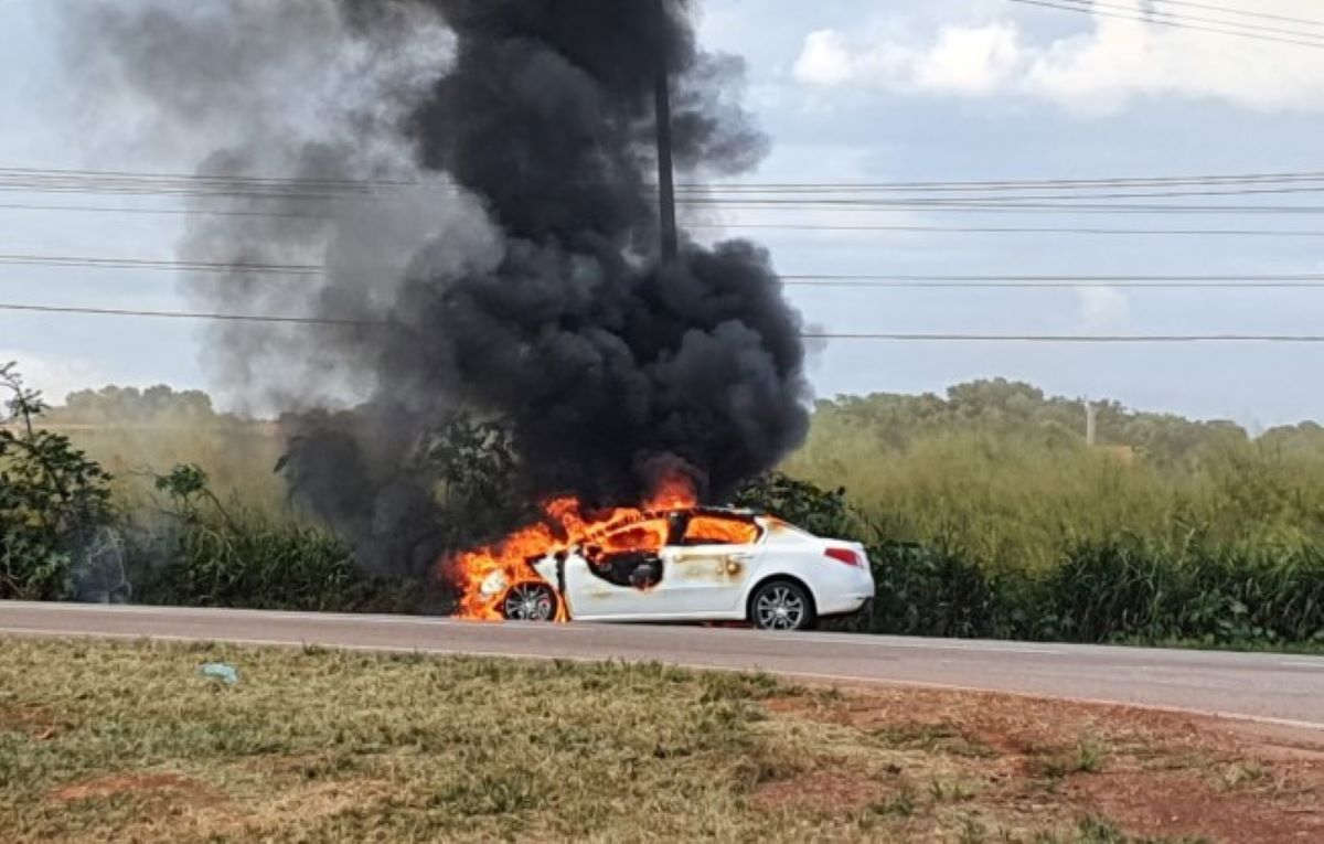 Rondonópolis | Veículo é completamente destruído pelas chamas durante teste