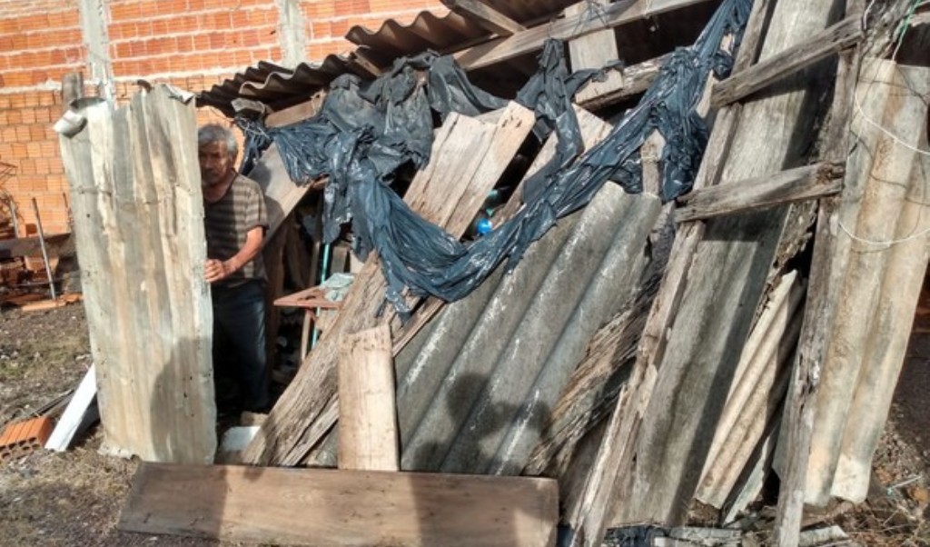 Cuiabá | Vizinhos arrecadam materiais para construir casa a idoso que mora em barraco há mais de 20 anos