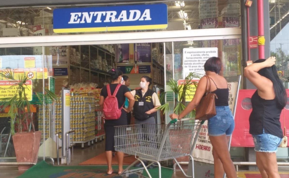 Temperatura dos clientes é medida na porta de supermercado em Cuiabá