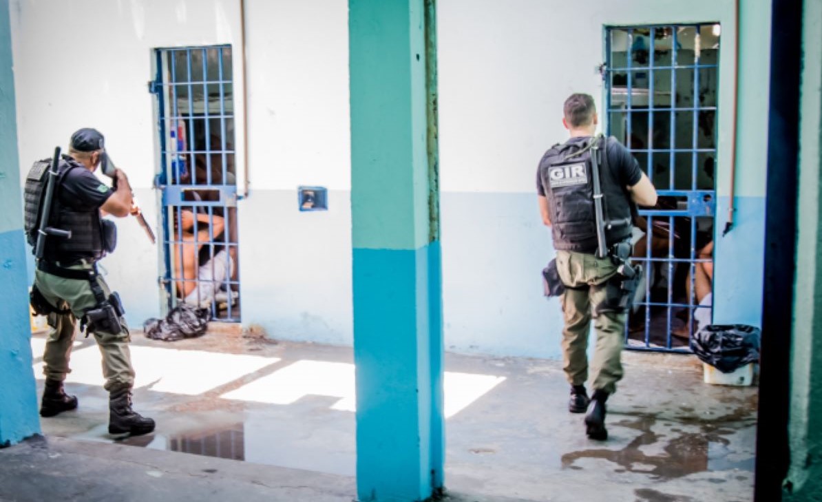Presos serram grades e tentam escalar muro para fugir do Pascoal Ramos
