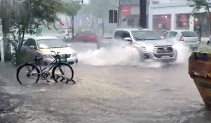 Sinop | Forte chuva, acompanhada de vendaval, provoca alagamentos