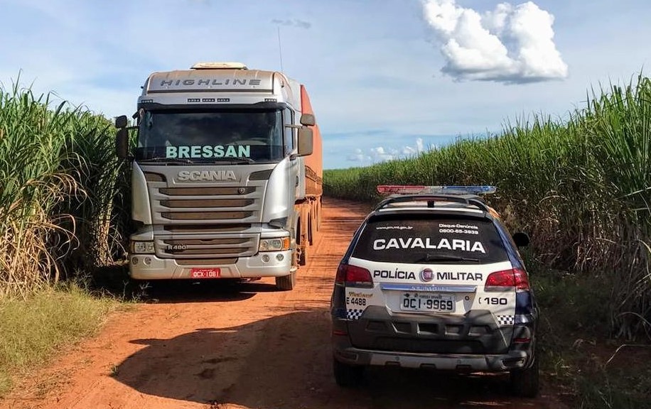 Mato Grosso | PM liberta caminhoneiros e familiares reféns, prende suspeitos e recupera duas carretas