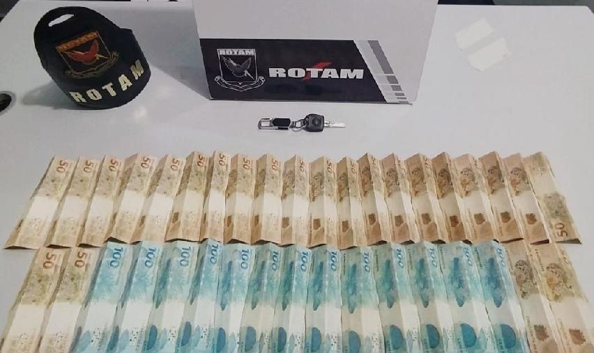 Cuiabá | Rotam prende dupla e recupera dinheiro de roubos em duas farmácias