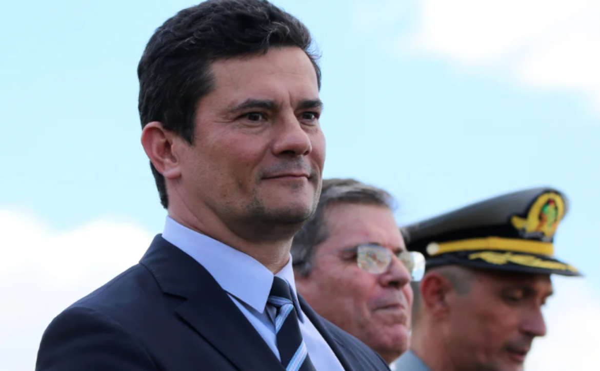 Bolsonaro mantém diretor da PF; Moro permanece no cargo