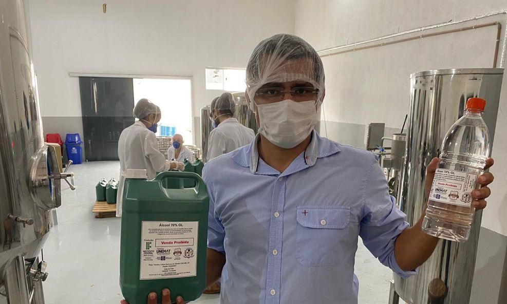 Unemat, IFMT e parceiros iniciam produção de álcool 70%