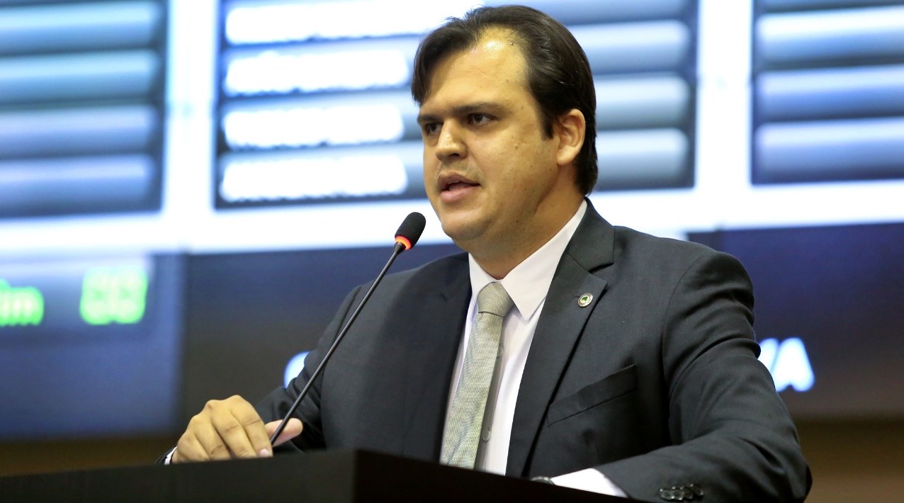 Governo atende indicação de Thiago Silva para realizar aulas virtuais na rede escolar estadual