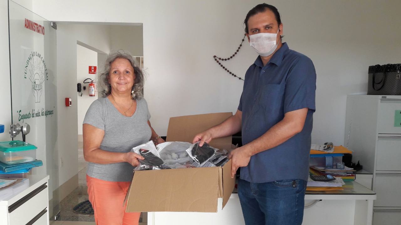 Rondonópolis | Deputado entrega máscaras e álcool 70% para o Lar Cristão