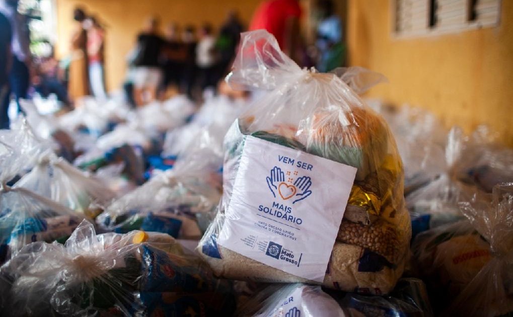 Cestas básicas são repassadas para catadores, idosos, diabéticos e crianças com câncer