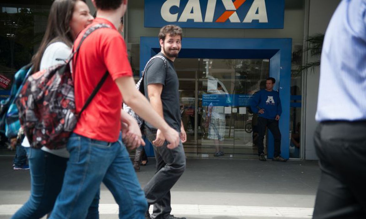 Cerca de 800 agências da Caixa estarão abertas hoje das 8h às 12h