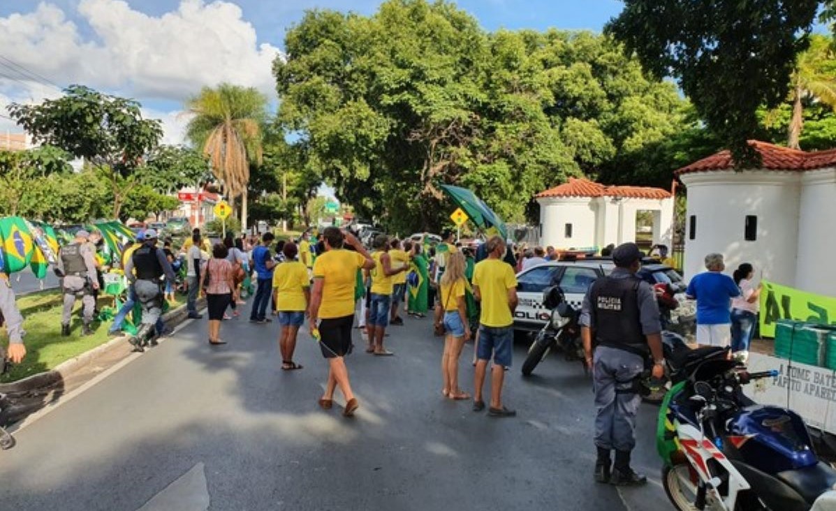 Manifestantes fazem carreata pedindo a reabertura do comércio em Cuiabá e Várzea Grande