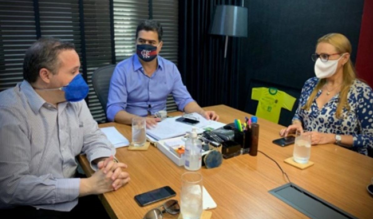Emanuel usa máscara do Flamengo durante reunião sobre coronavírus