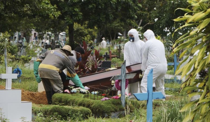 Idosos acompanham enterro de filha vítima de coronavírus a 20 metros de distância