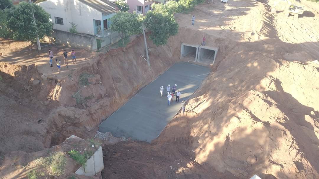 Prefeito visita e vistoria obras de drenagem profunda nos Residenciais Oasis e Paineiras