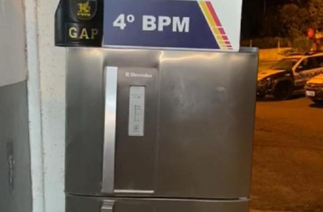 Várzea Grande | PM flagra dupla furtando geladeira de residência
