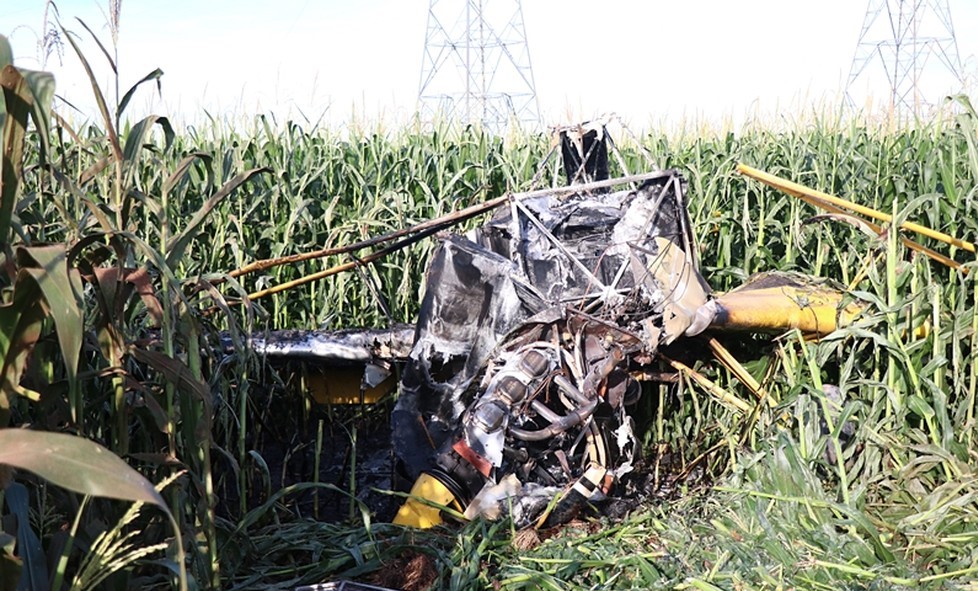 Nova Mutum | Aeronave agrícola cai após bater em rede elétrica, pega fogo e piloto fica ferido