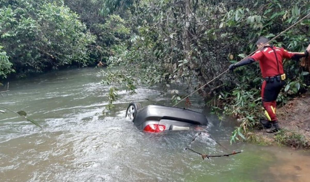 Sapezal | Carro cai de ponte, afunda em rio e casal de empresários morre