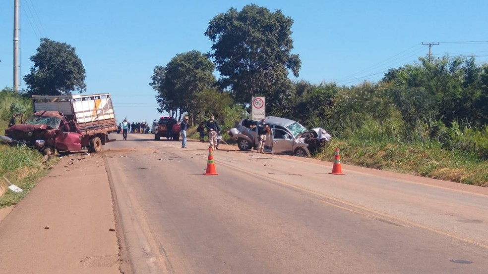 Pedra Preta | Acidente entre três veículos deixa dois mortos e três feridos na BR-364