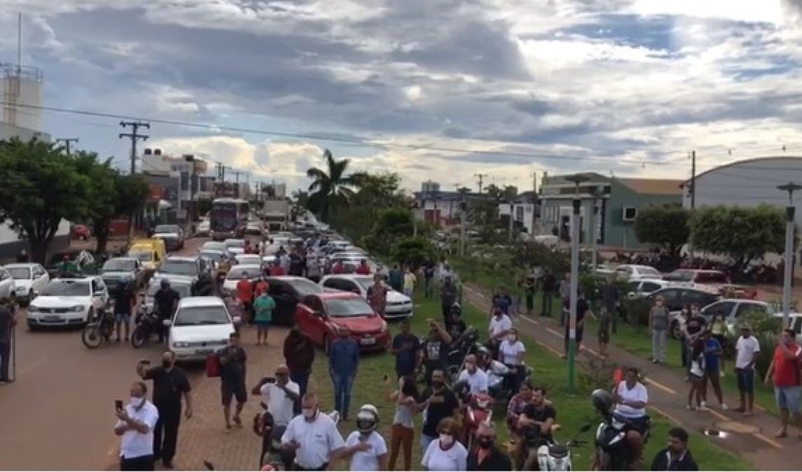 Sinop | Empresários fazem carreata contra decisão que suspendeu funcionamento do comércio